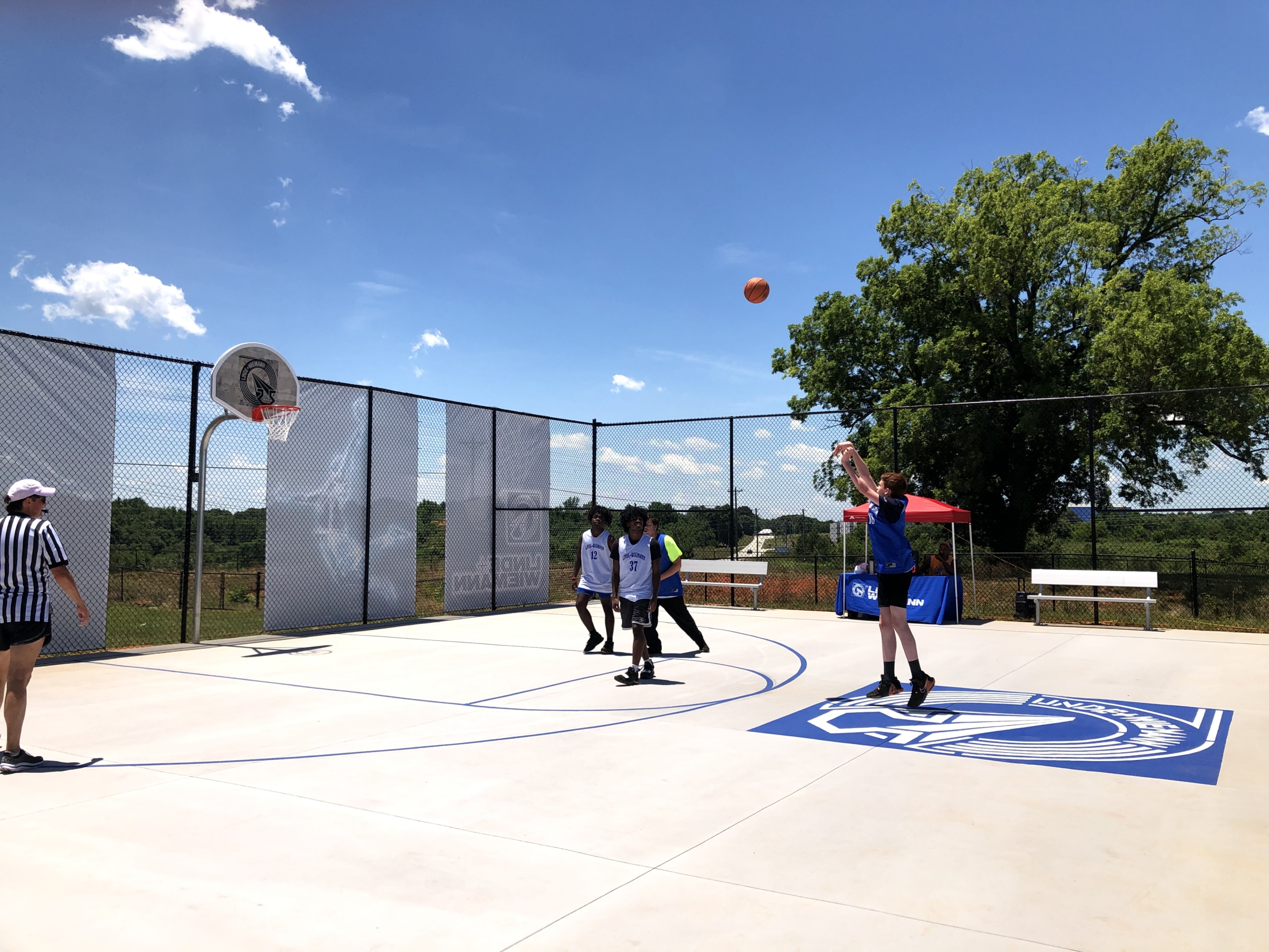 LINDE + WIEMANN US – Inauguración de nuestra cancha de baloncesto callejero
